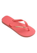 THE UPSIDE women's pink Havaiana Brazil Logo has a slip-on design, made from flexible Brazilian rubber and features flag pin detail. Made for everyday wear.