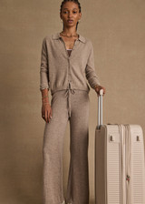 THE UPSIDE women’s brown Amelie Cashmere Knit Pant is a mid-rise, straight-leg style with an elasticated waistband and tonal knitted drawcord. Made for lifestyle.