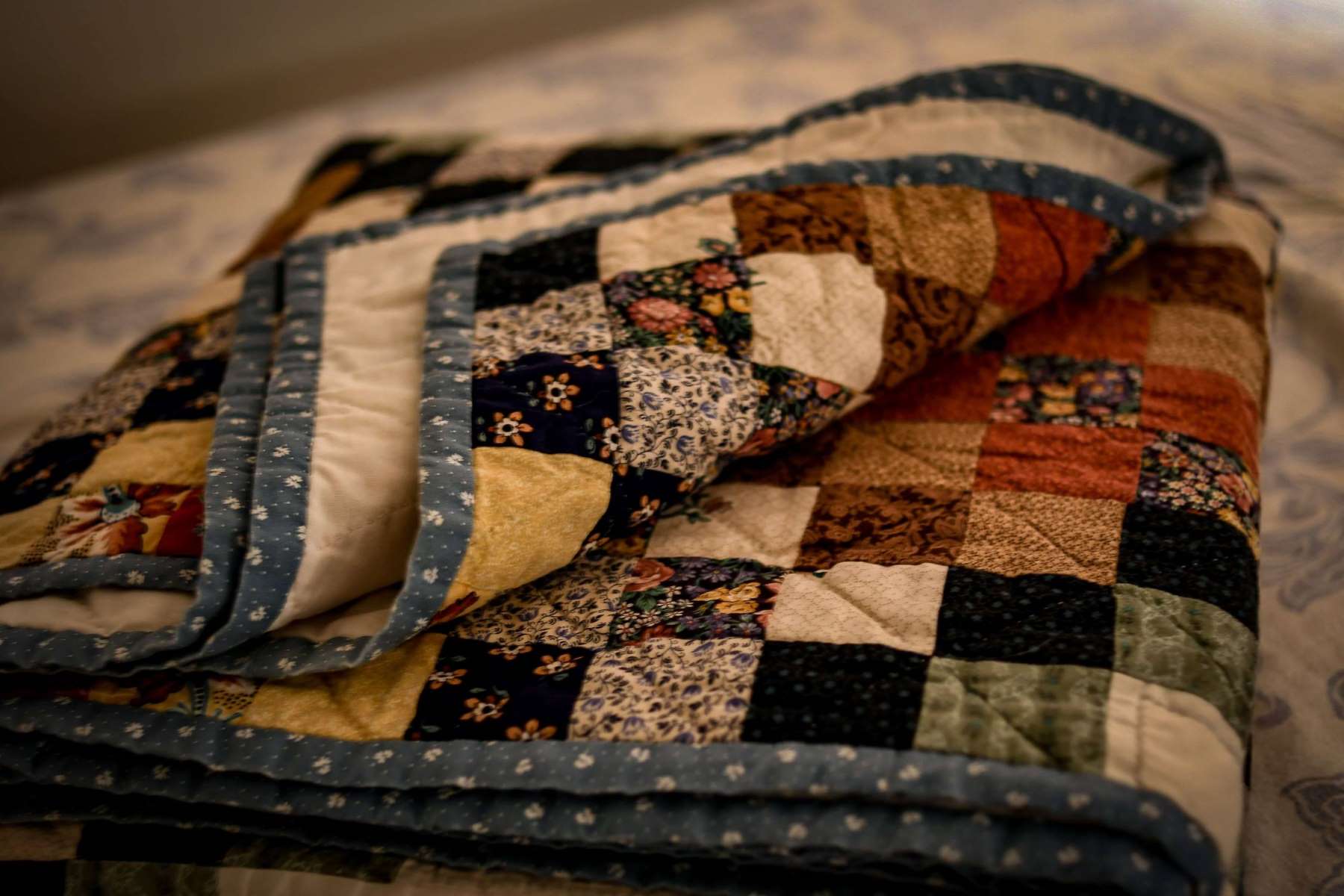 https://cdn11.bigcommerce.com/s-5dukkuldfb/product_images/uploaded_images/quilt-folded-bed.jpg