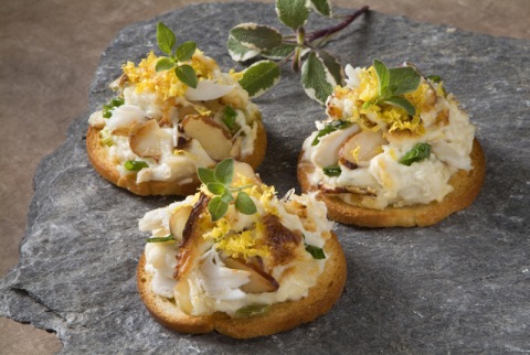 Creamy Crab Dip beautifully placed on bread rounds