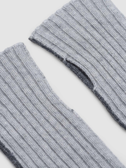 Begg x Co Switch Wrist Warmer Cashmere Knitted Gloves in Feather Grey