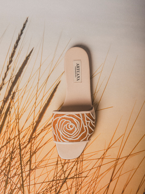 Arteana Sorrento Flat Raffia Slide in Camel/Ivory