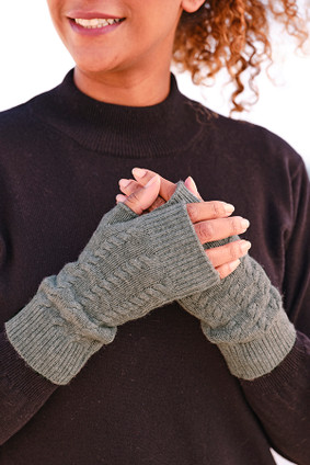 Cashmere Cable Wristwarmers in Husky