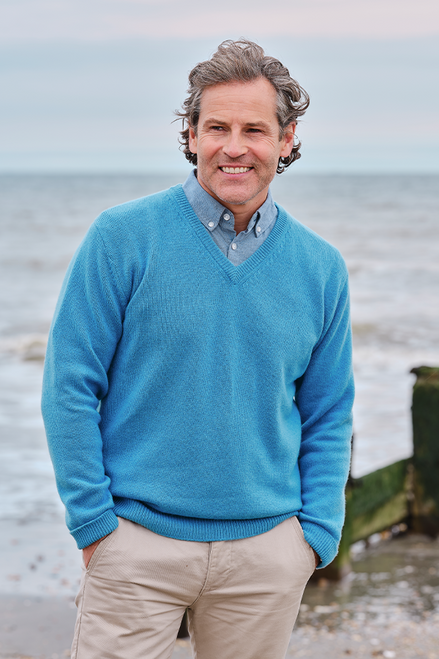 Alexander 4 Ply Cashmere V-Neck Sweaterin Danube