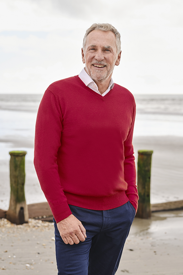 Glen 2 Ply Cashmere V-Neck Sweater in Holly Berry