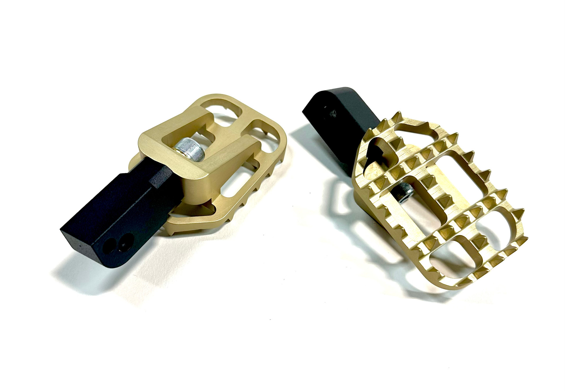 Grabber Foot Pegs for Harley M8 Softail & Pan America | Bung King