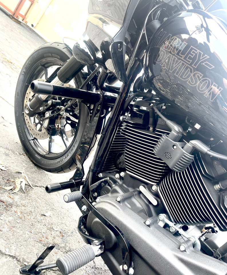 Dual-step crash bar installed on 2018–2025 Harley-Davidson M8 Softail, gloss black powdercoated finish, with replaceable Delrin sliders for front bike protection. Dual-step crash bar installed on 2018–2025 Harley-Davidson M8 Softail, gloss black powdercoated finish, with replaceable Delrin sliders for front bike protection.
