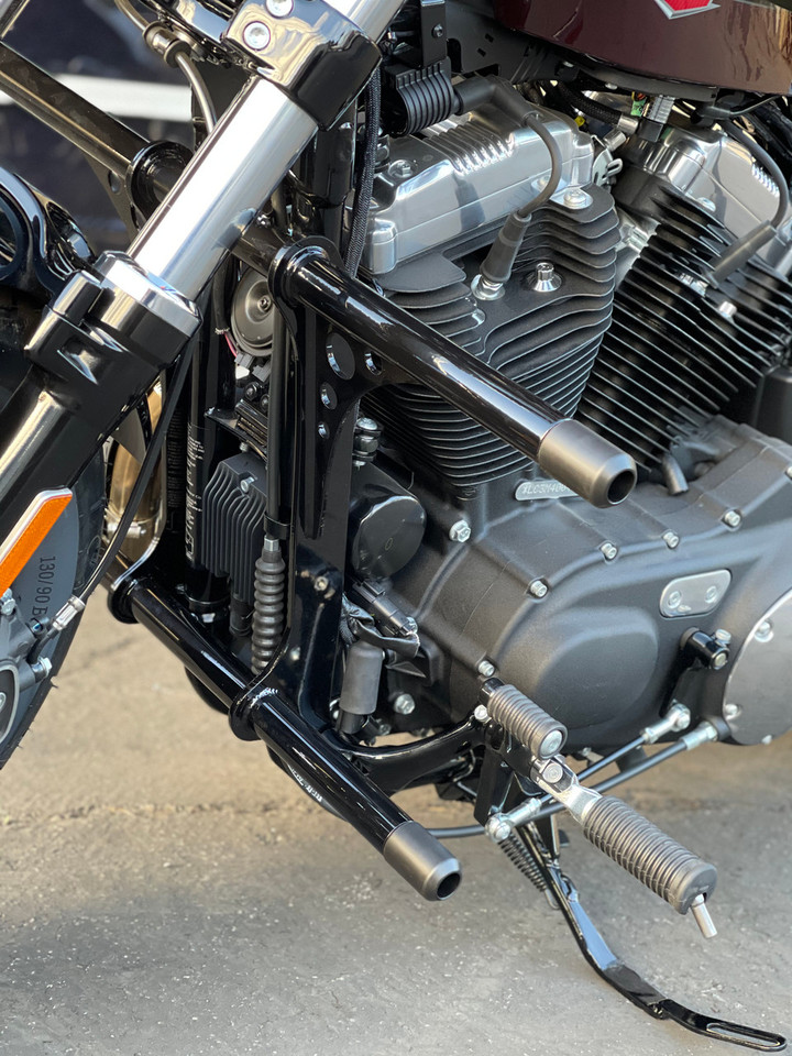 Front crashbar protection mounted on XL1200X Forty-Eight with forward control Front crashbar protection mounted on XL1200X Forty-Eight with forward control