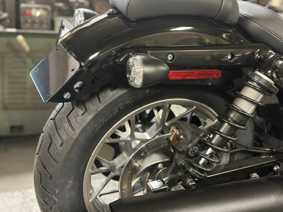 Clean rear fender look on Nightster RH975 with center plate relocation kit