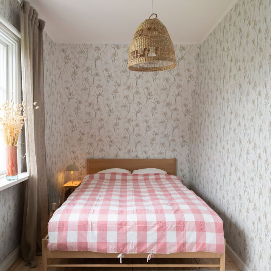 S10135 Iris Huset I Solen Powder Pink Wallpaper By Sandberg