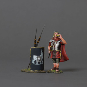 TGROM185B Roman Soldier Drinking (Black Shield)