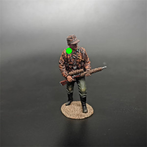 WPKU091 Waffen SS Standing with Sniper Rifle WPKU091 Waffen SS Standing with Sniper Rifle