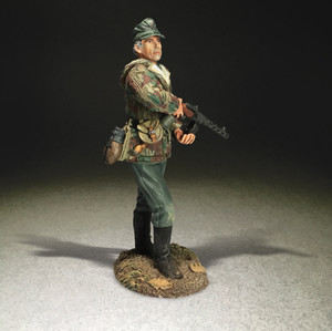 BR25075 German Infantry NCO With PPSH-41 - Single figure in box BR25075 German Infantry NCO With PPSH-41 - Single figure in box