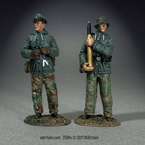 BR25084 German 88mm Flak Gun Commander and Ammunition Handler - 2 pieces in box BR25084 German 88mm Flak Gun Commander and Ammunition Handler - 2 pieces in box