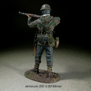BR25121 German Grenadier in Parka Standing Firing K98, 1943-45 - Single figure in box BR25121 German Grenadier in Parka Standing Firing K98, 1943-45 - Single figure in box