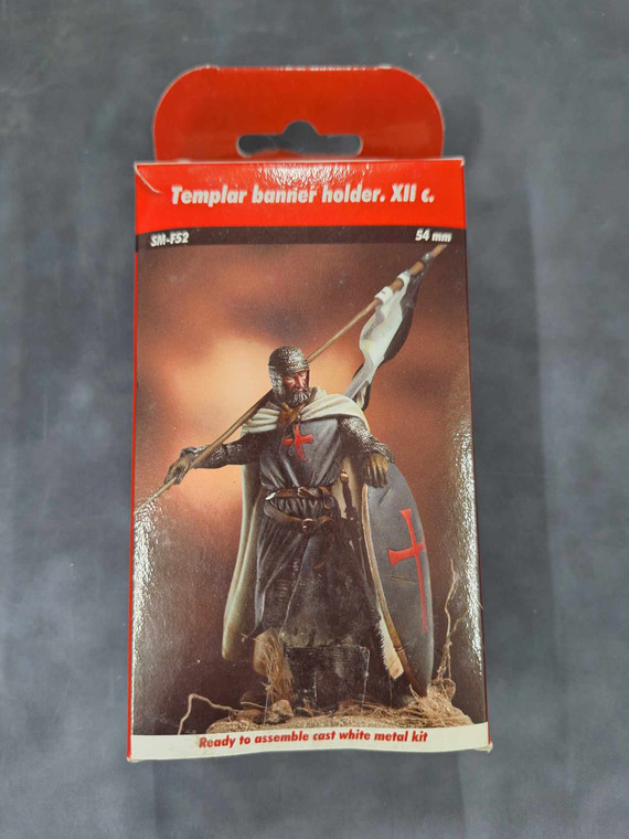 KIT008 Andrea Miniatures Templar Flagbearer 54mm (partly assembled)