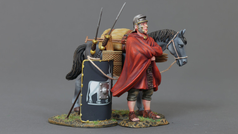 TGROM186B Roman Legionnaire With Pony and Black Shield