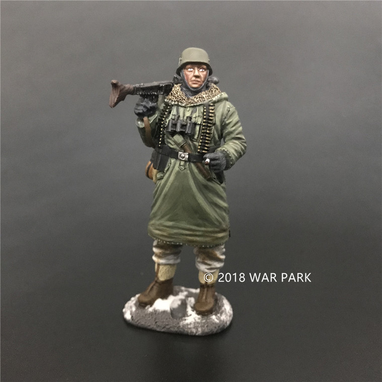 WPKH003 LSSAH soldier with MG42 smoking