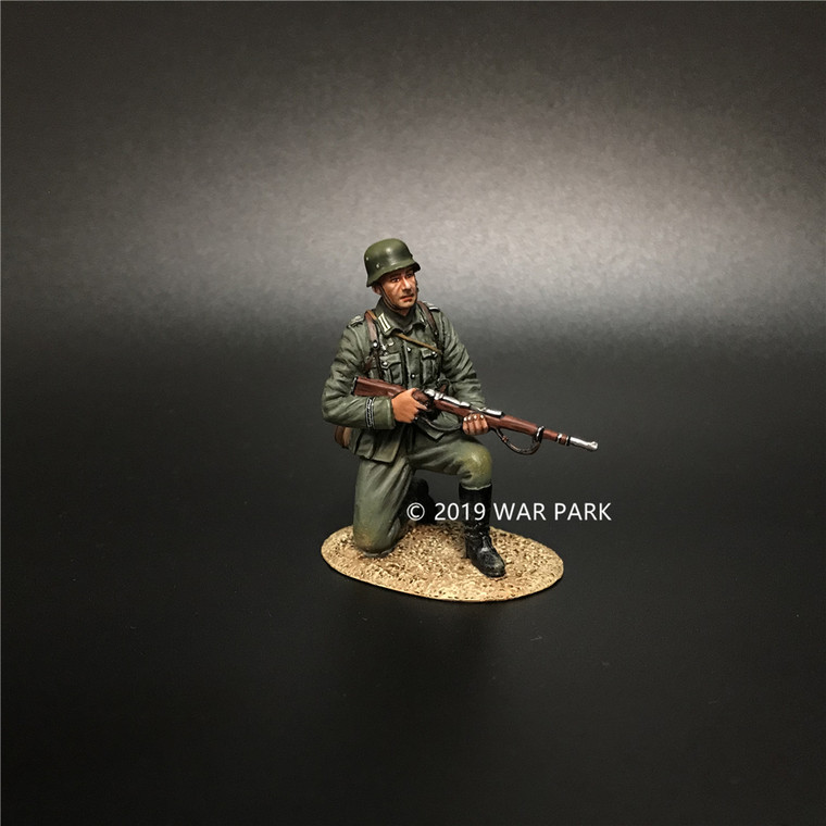 WPKU014 Groß Deutschland Soldier Kneeling with 98k Rifle