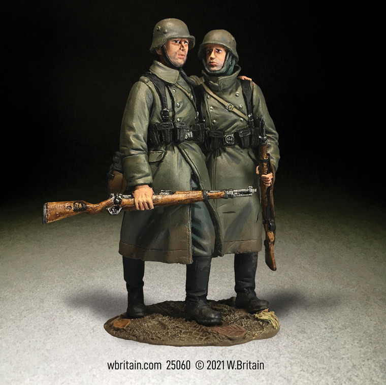 BR25060 German Helping Wounded Comrade in Greatcoat - Two figure set in box