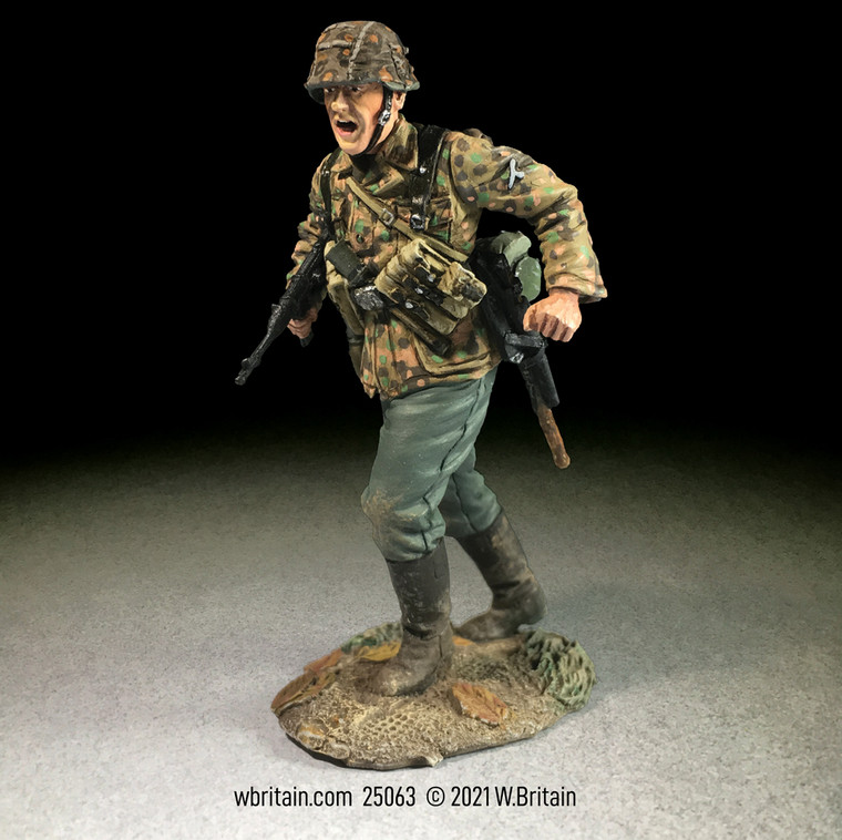 BR25063 Waffen SS Advancing with MP-40 - Single figure in box