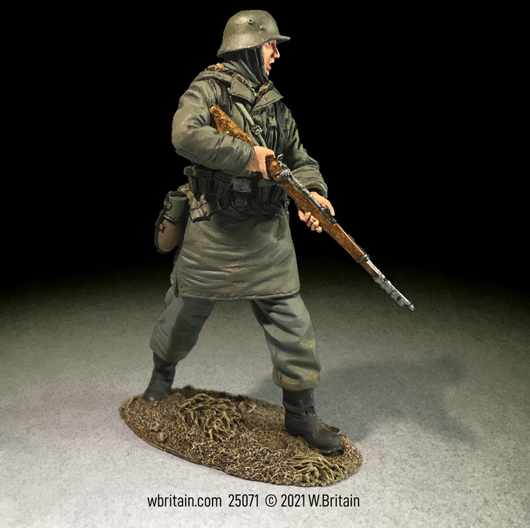 BR25071 Waffen SS Rifleman in Kharkov Parka Advancing with Caution - Single figure in box