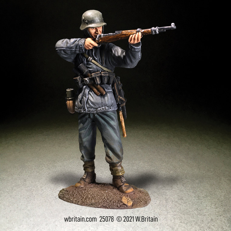 BR25078 German Standing Firing K98 in Parka - Single figure in box