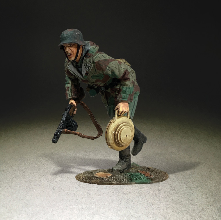 BR25112 German Panzerknacker Running with Teller Mine 43 - Single figure in box