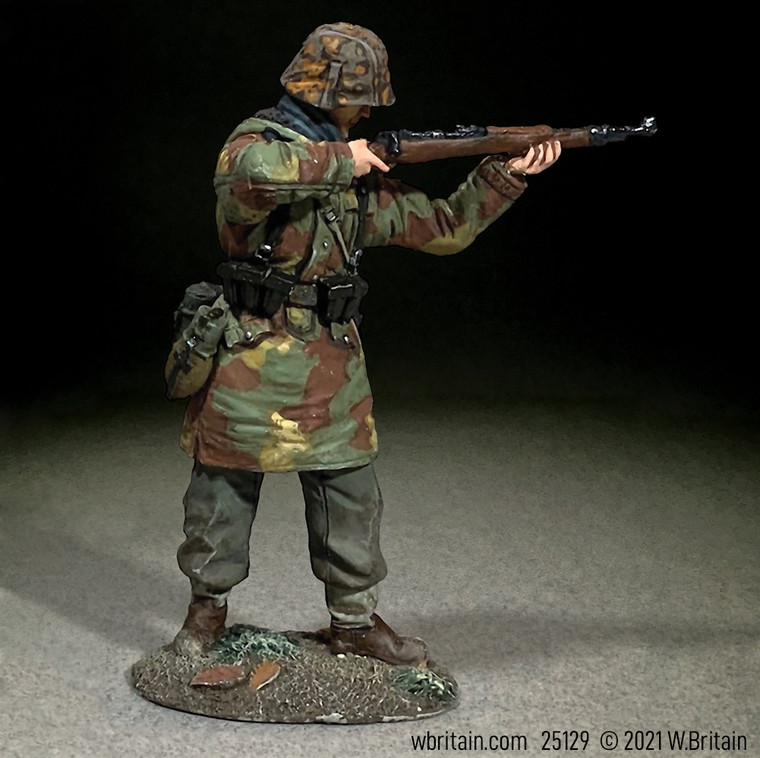 BR25129 German Waffen SS in Italian Camo Standing Firing K-98 - Single figure in box