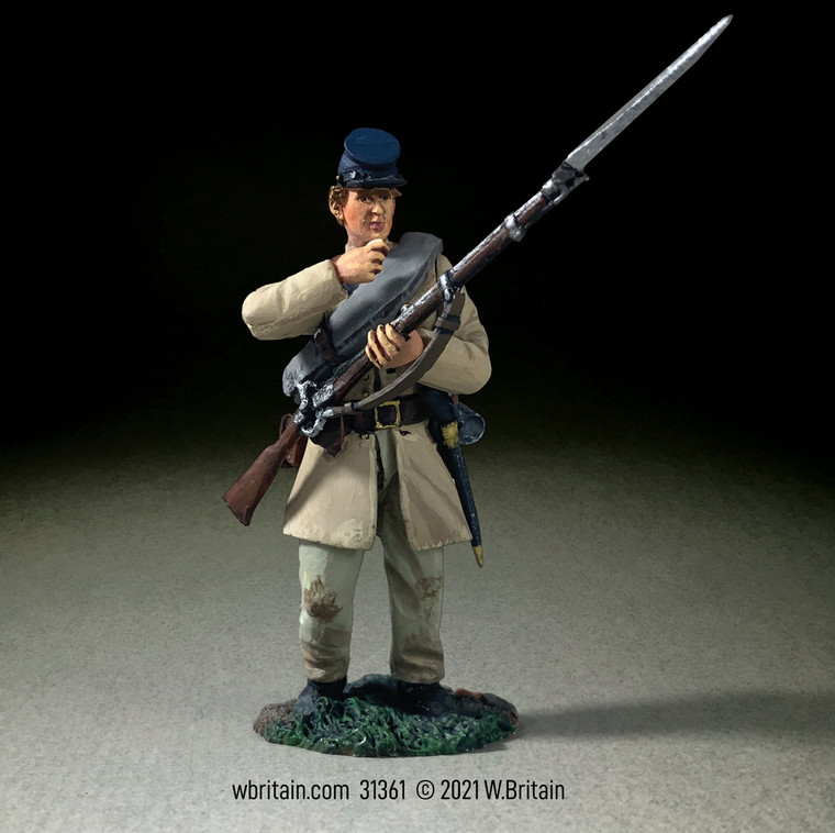 BR31361 Confederate Infantry in Frock Coat Advancing Loading - Single figure in box
