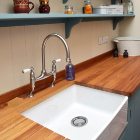 23.5-in x 19-in x 9-in Single Bowl with Reversible (Fluted/Plain) Front, Farmhouse Fireclay Kitchen Sink, Undermount Installation in White