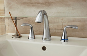2-Handle Widespread Bathroom Faucet with Red/Blue Indicators and SC Drain in Polished Chrome