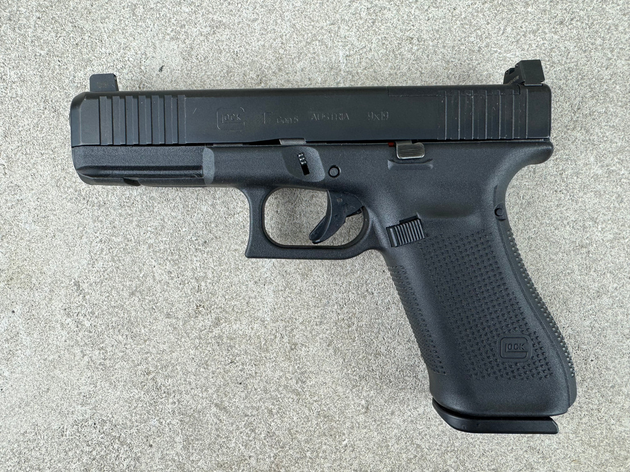 グロック17 Gen5 MOS GLOCK 17 Gen5 MOS FS | Optics-Ready 9x19 Pistol with Front Serrations