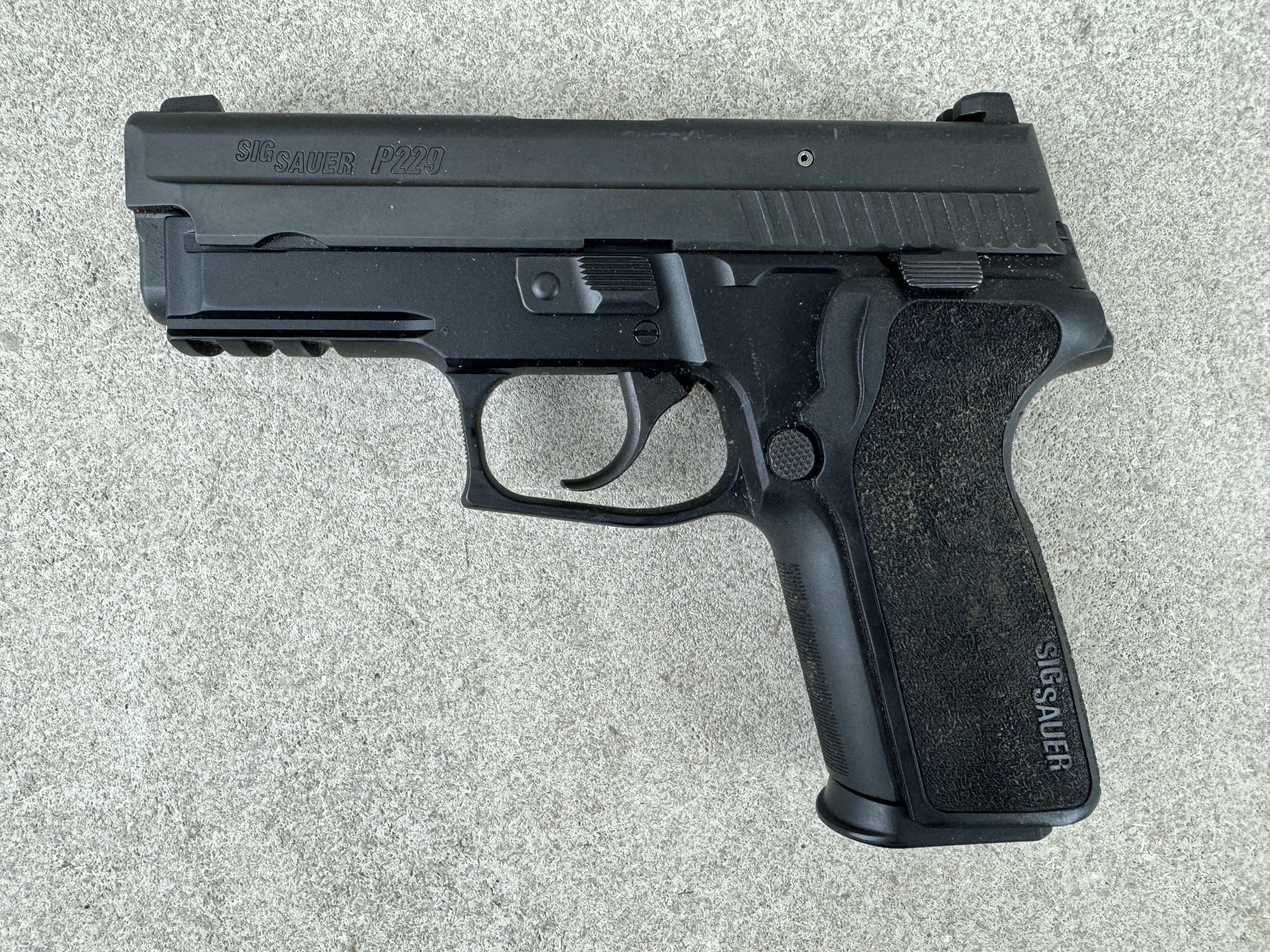 アルタモント SIG SAUER P229 ダークブラウンウッドグリップ アルタモント SIG SAUER P229 ダークブラウンウッドグリップ