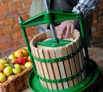Vigo crusher packed with apples