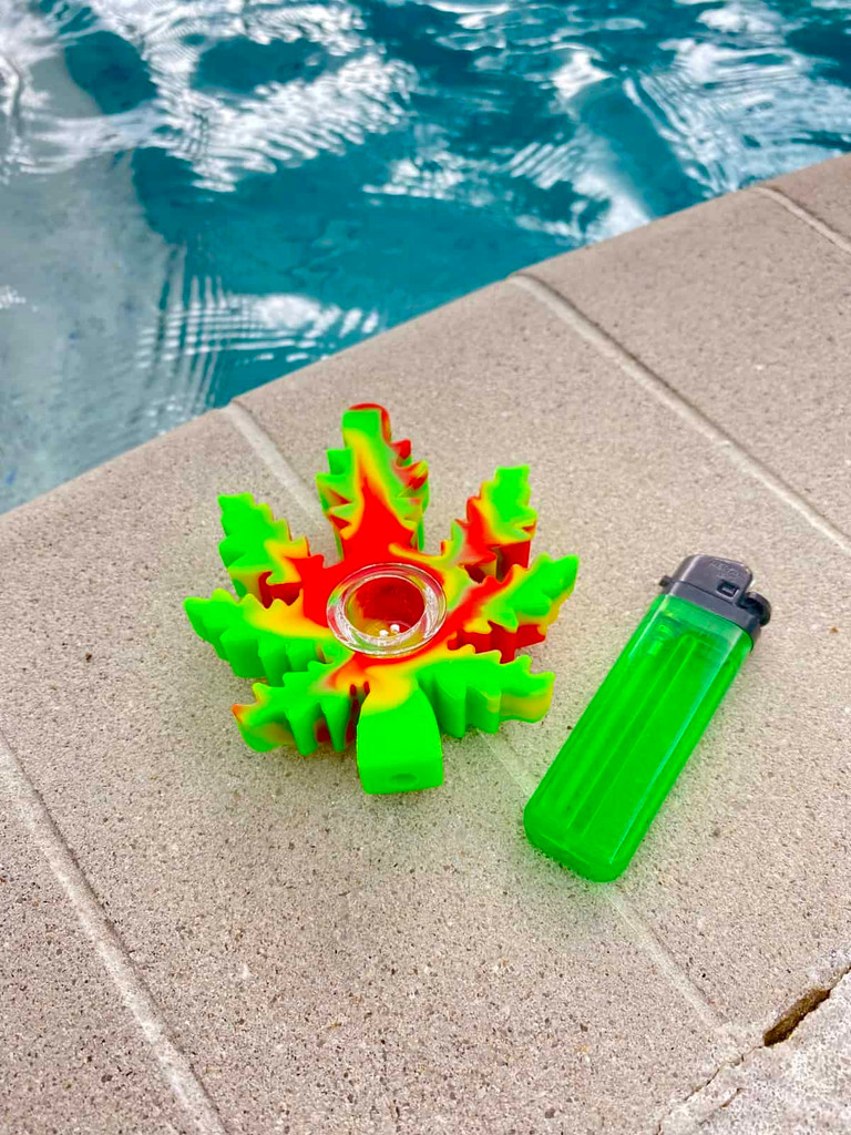 The 6 piece rasta pipe bundle from Atomic Blaze ships free and comes with a silicone pipe, lighter and more!