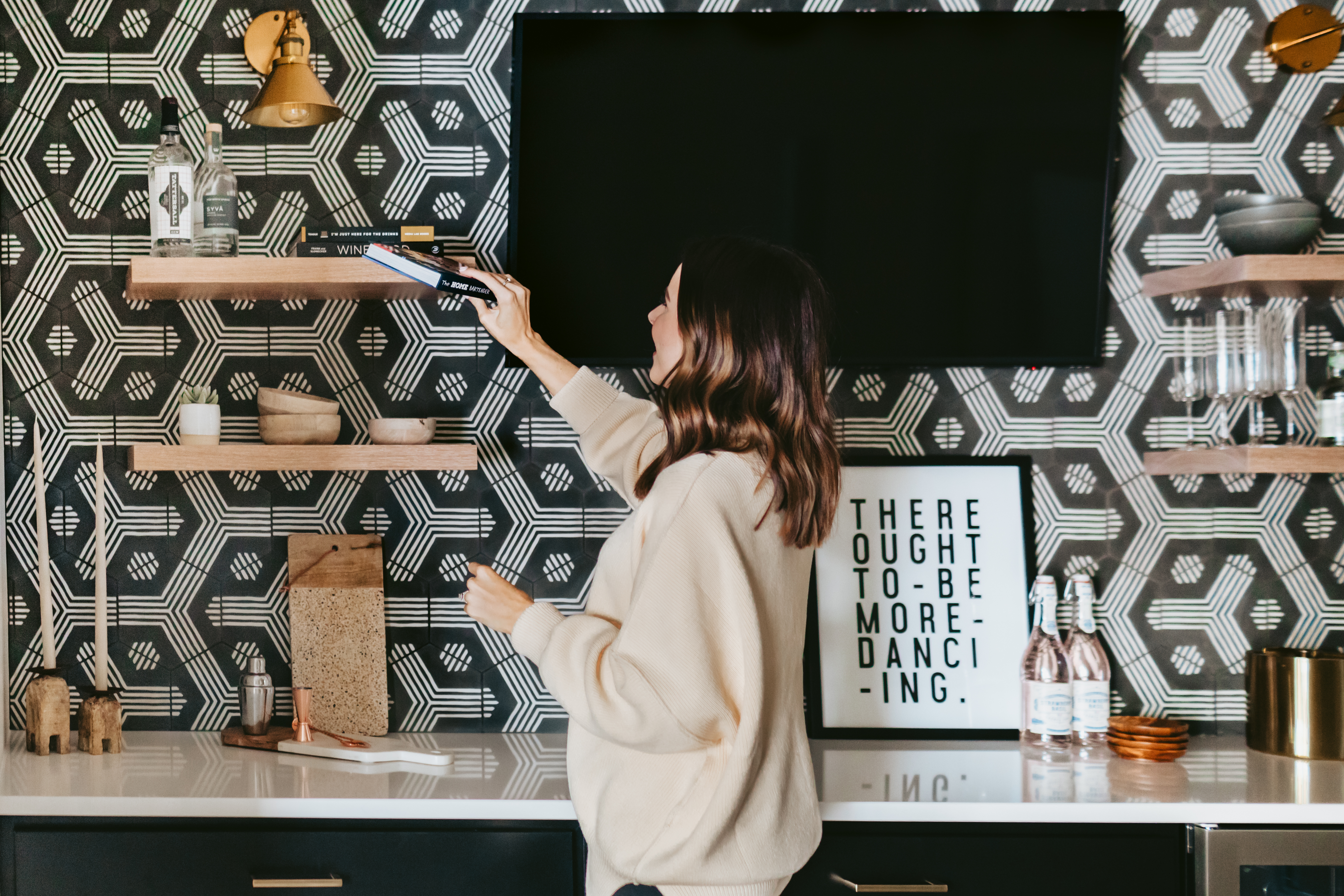 Entertain with joy with the help of floating shelves.