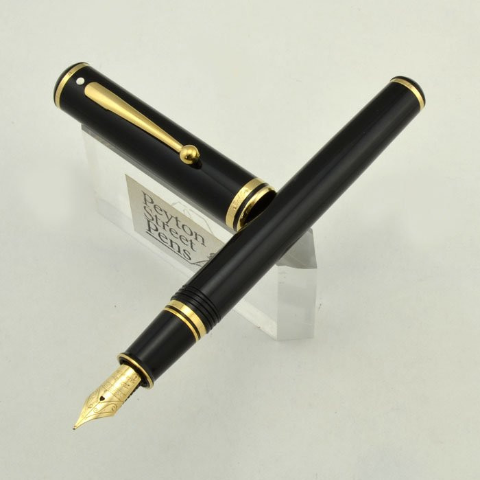 Sheaffer Connaisseur Fountain Pen Black w Gold Trim, Medium 18k Nib