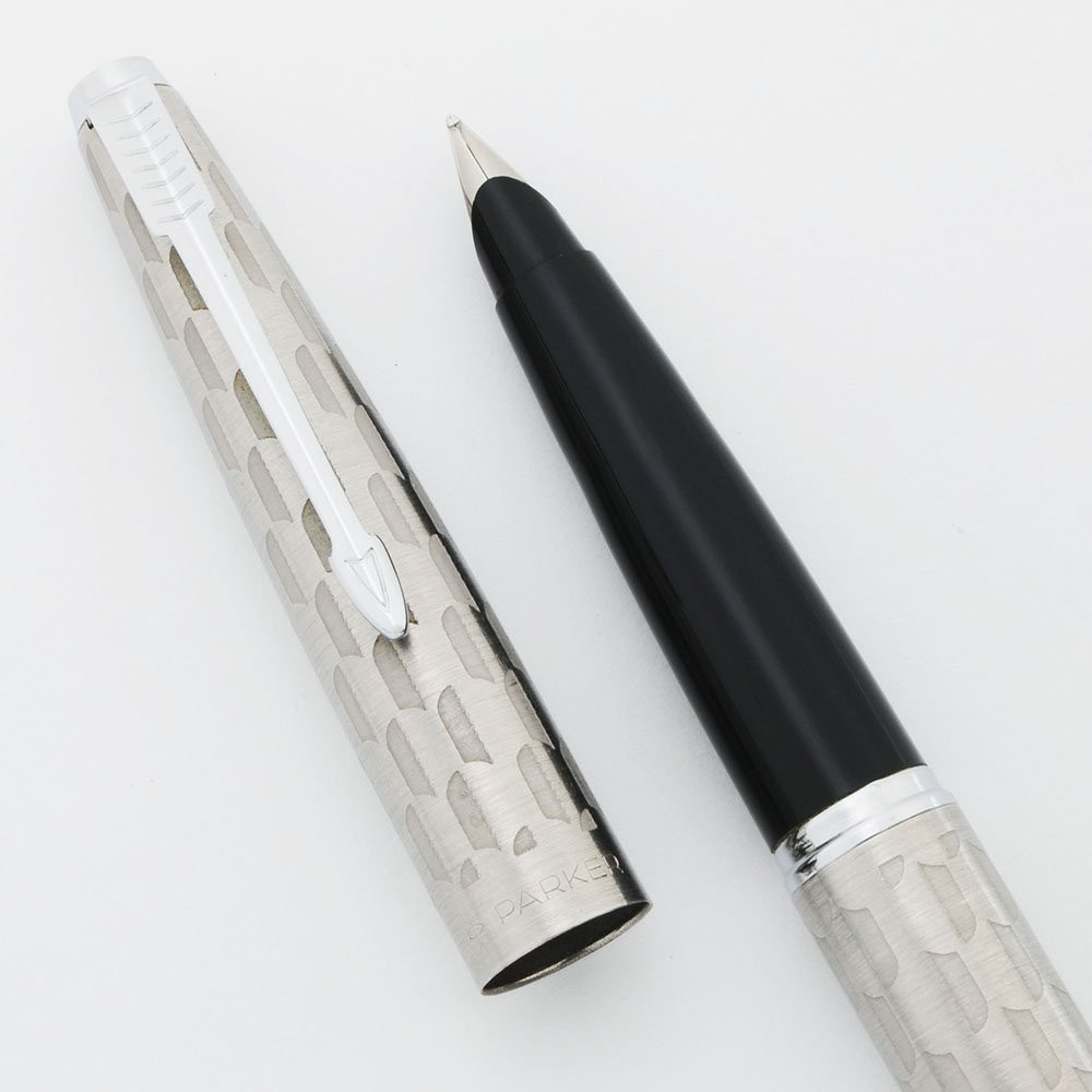 PARKER 45 万年筆 シルバーカラー Parker 45 Harlequin Fountain Pen - Grey Shield, Medium Steel Nib
