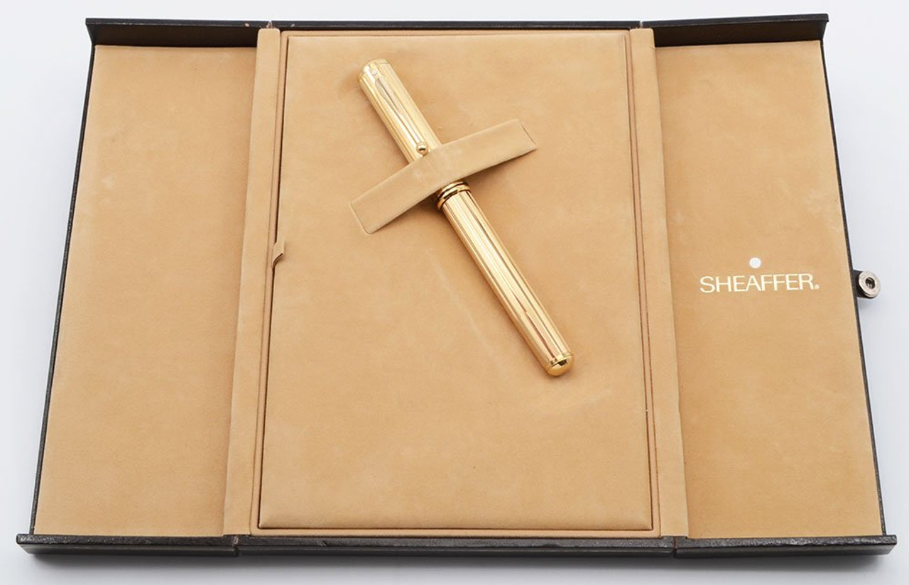 Sheaffer Grand Connaisseur Fountain Pen - Gold Lined Model, Medium 18k Nib (Near Mint NOS in Deluxe Book Style Box) Sheaffer Grand Connaisseur Fountain Pen - Gold Lined Model, Medium 18k Nib (Near Mint NOS in Deluxe Book Style Box)