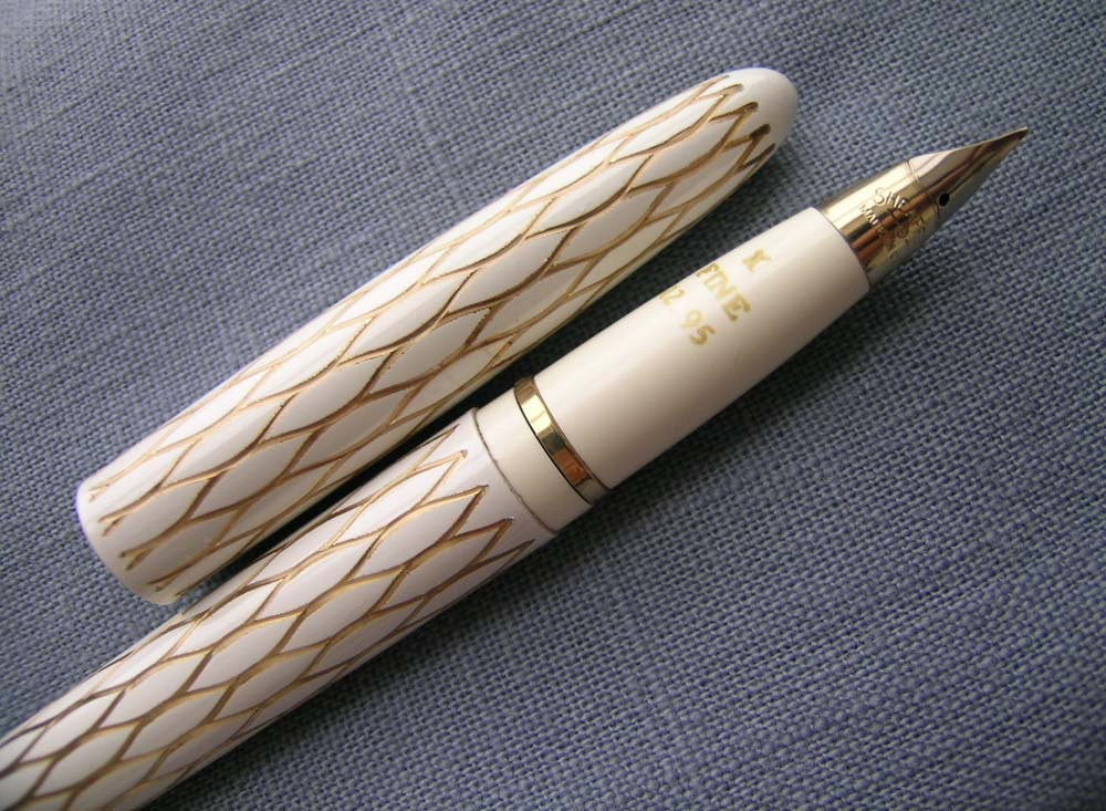 Lady Sheaffer X Skripsert Fountain Pen -- 1959 Ivory Gold Tulle