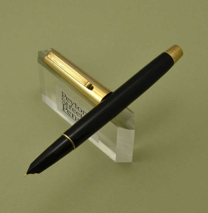 Eversharp Fifth Avenue Fountain Pen Solid Gold Cap, Black, Medium