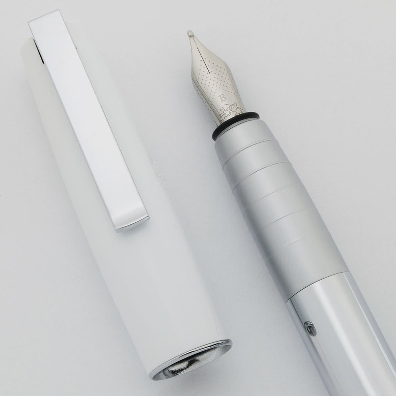 Faber-Castell Loom Fountain Pen - Piano White, Broad Steel Nib (Mint, Works  Well) - Peyton Street Pens