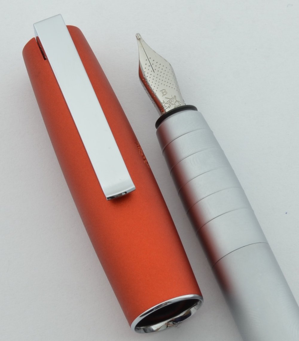 Faber-Castell Loom Fountain Pen - Piano White, Broad Steel Nib (Mint, Works  Well) - Peyton Street Pens