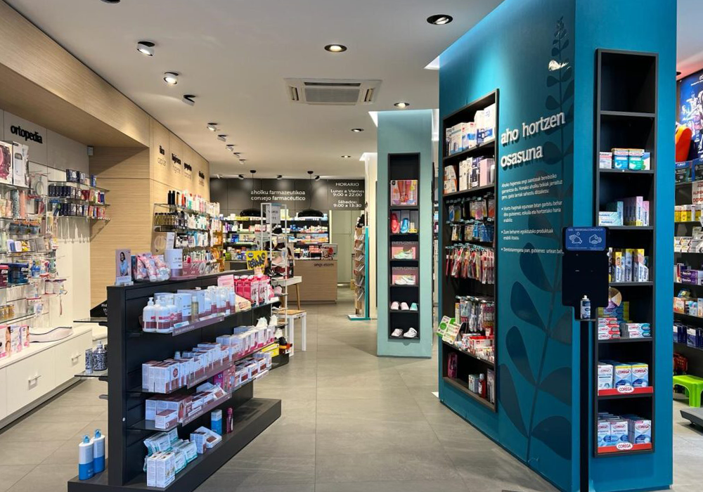 Interior de Farmacia Lachiondo, en Mungia, Vizcaya