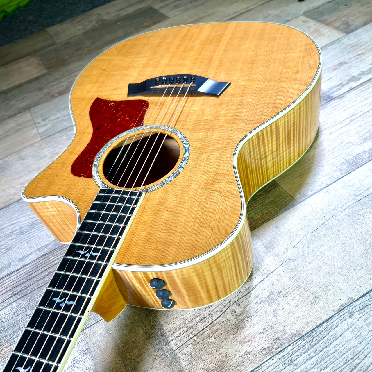 2005 Taylor 615CE -Grand Auditorium ES1.3 pickup