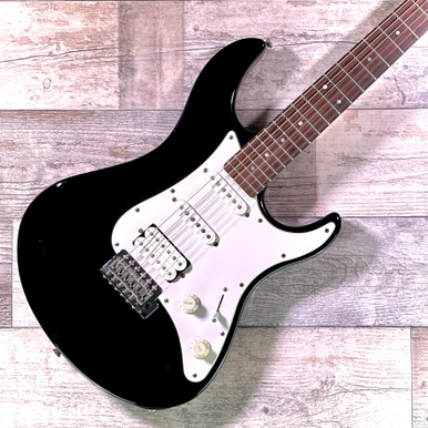Yamaha_Pacifica_Black_-