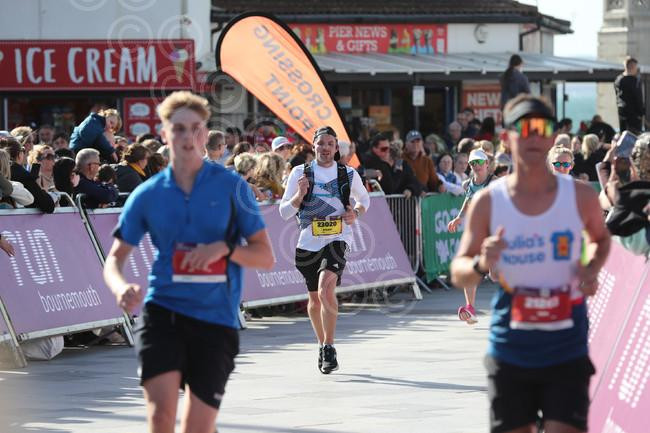 39588321-Run Bournemouth festival 2022 Crowds watch the