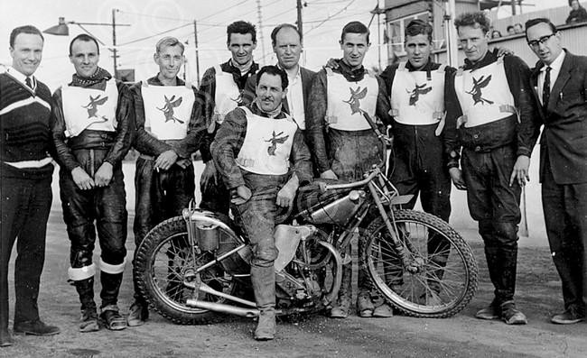 39621606-Flashback 1962 pictures for EADT Nov The Ipswich Speedway team  for 1962 from the left standing Vic Gooden co-promoter Colin Goody, Peter 