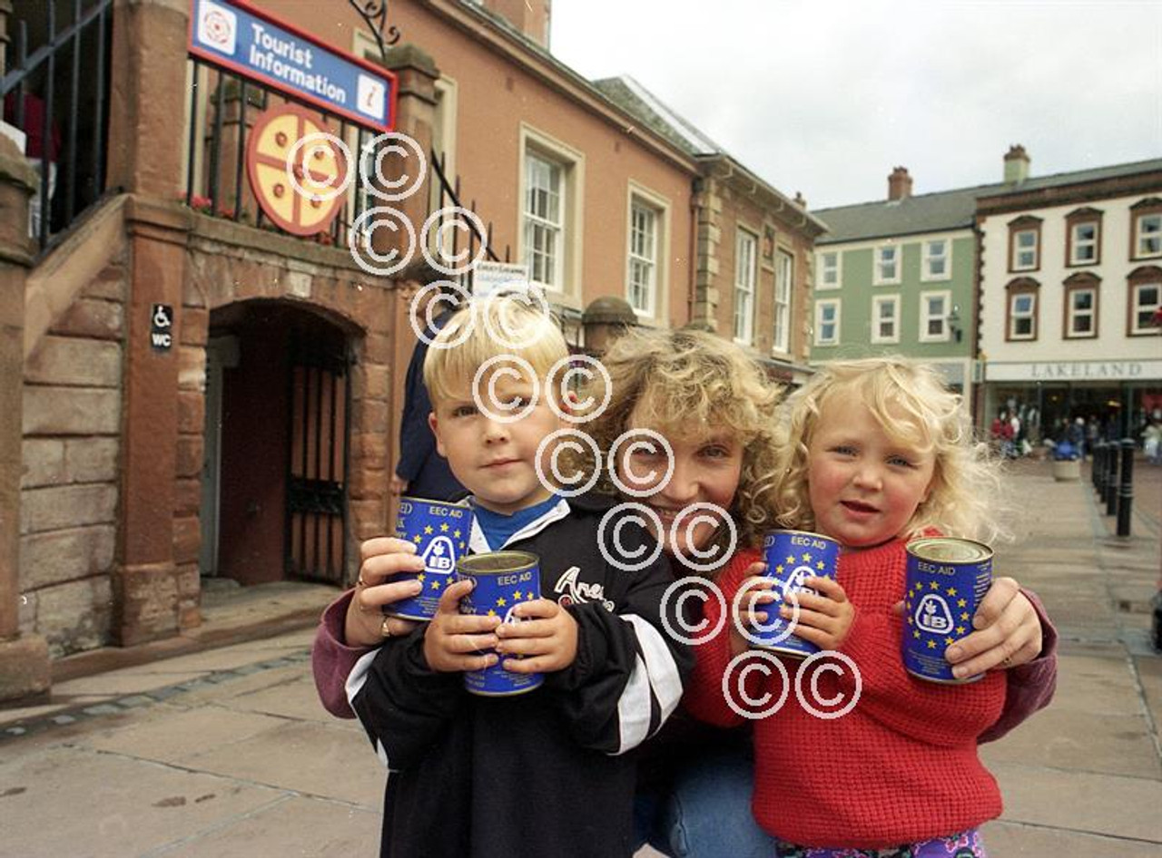 39814771 Timeline Aug 6 1994 Julie Brodie with Gavin and Lianne